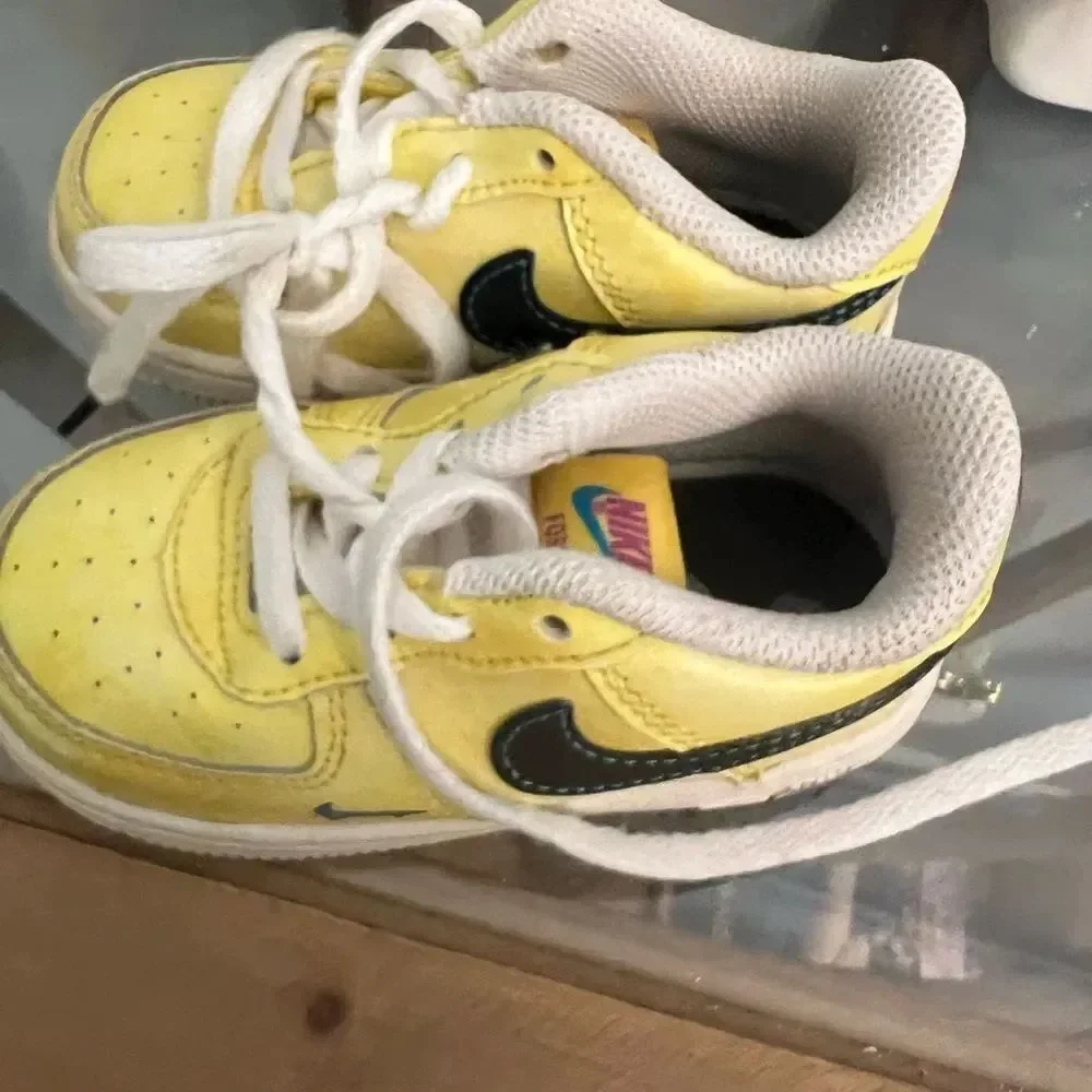 Nike Kids Yellow smiley face AF1 kids Sneakers. Size 6c